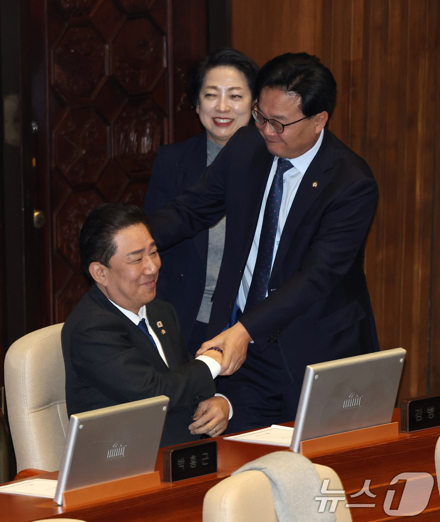 (서울=뉴스1) 이승배 기자 = 더불어민주당 원내대표 직에서 사퇴한 김병기 의원이 30일 서울 여의도 국회에서 열린 제430회국회(임시회) 3차 본회의에서 의원들과 인사하고 있다. …