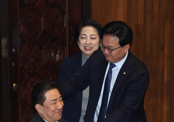 의원들과 인사 나누는 김병기 의원