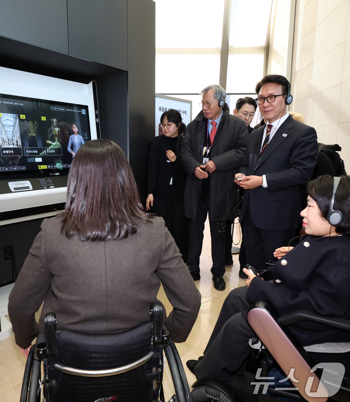 (서울=뉴스1) 김명섭 기자 = 김민석 국무총리가 30일 서울 용산구 국립중앙박물관에서 열린 배리어프리 키오스크 현장간담회에 앞서 참석자들과 시설 참관을 하고 있다.  2025.1 …