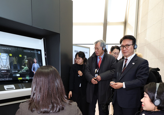 국립중앙박물관에서 배리어프리 키오스크 점검하는 김민석 총리