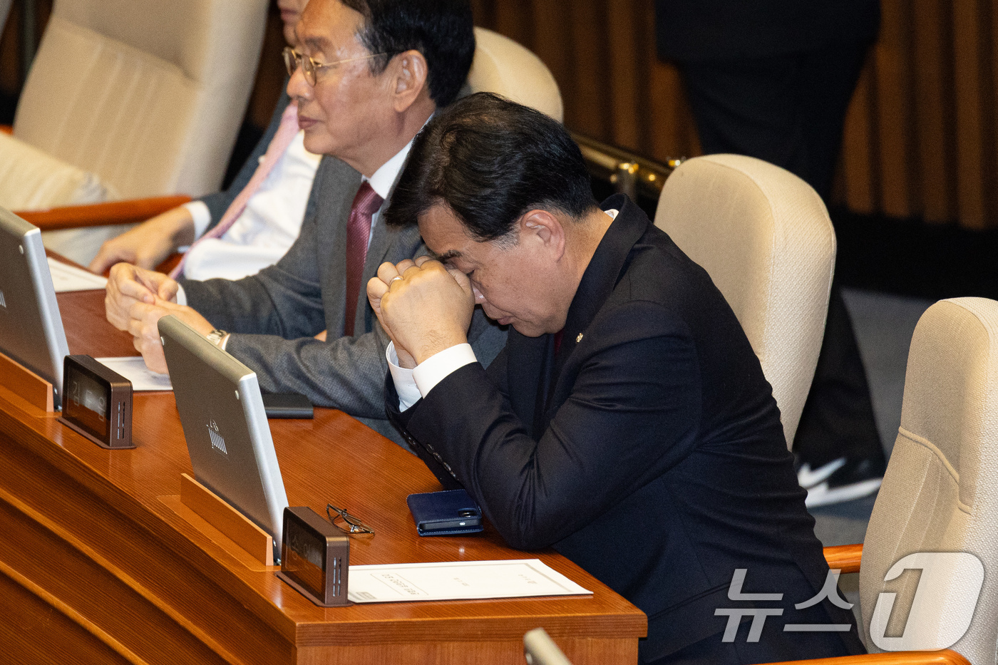 (서울=뉴스1) 유승관 기자 = 송언석 국민의힘 원내대표가 30일 서울 여의도 국회에서 열린 제430회 국회(임시회) 제3차 본회의에서 생각에 잠겨 있다. 2025.12.30/뉴스 …