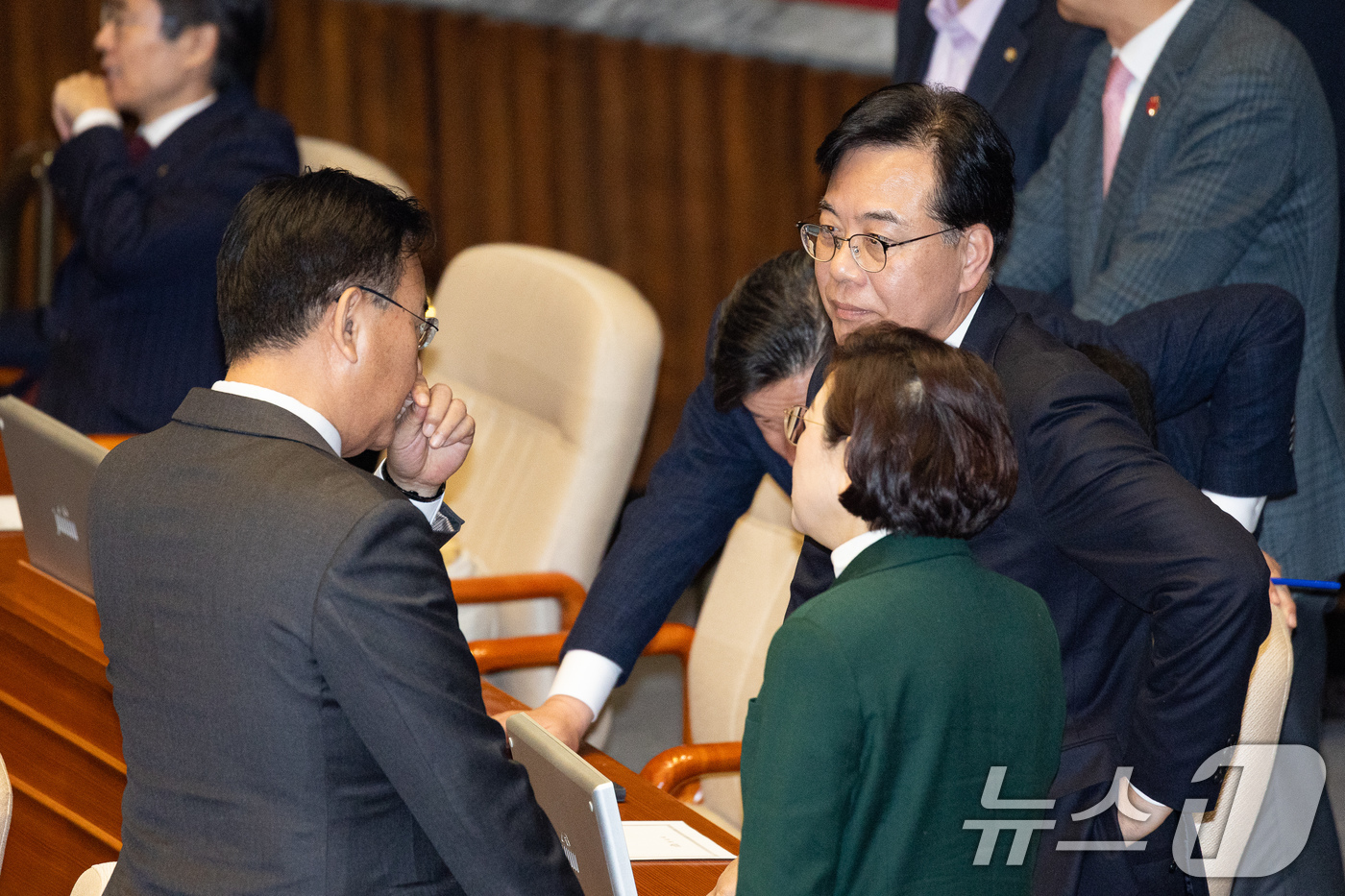 (서울=뉴스1) 유승관 기자 = 송언석 국민의힘 원내대표와 유상범 원내수석부대표가 30일 서울 여의도 국회에서 열린 제430회 국회(임시회) 제3차 본회의에서 대화하고 있다. 20 …