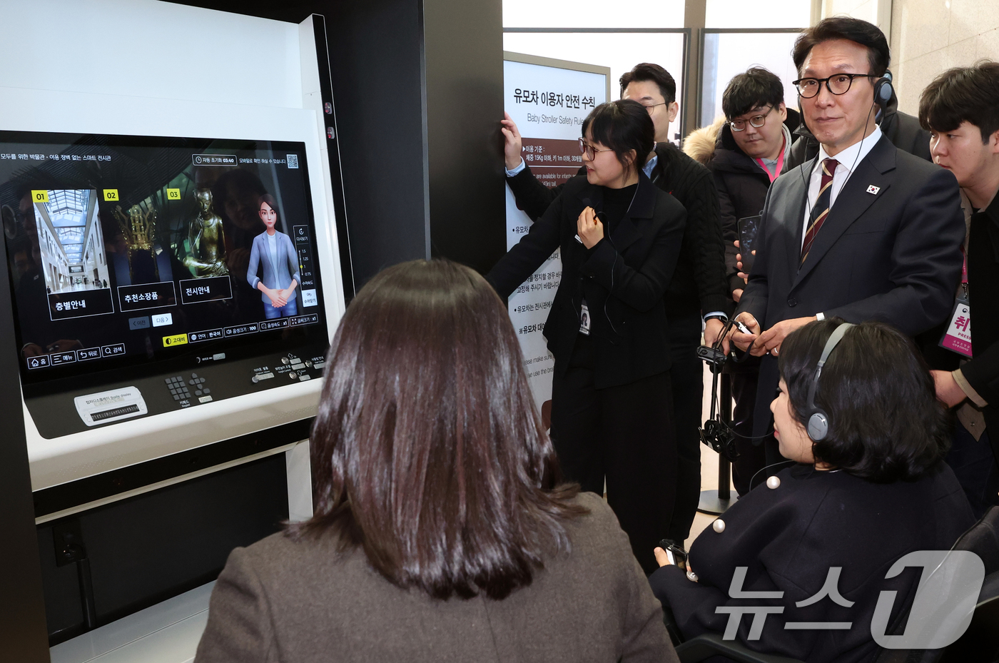 (서울=뉴스1) 김명섭 기자 = 김민석 국무총리가 30일 서울 용산구 국립중앙박물관에서 열린 배리어프리 키오스크 현장간담회에 앞서 참석자들과 시설 참관을 하고 있다.  2025.1 …