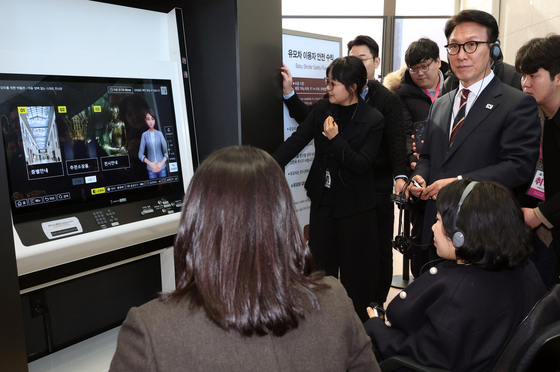 김민석 총리, 장애인·고령자 위한 키오스크 시설 참관