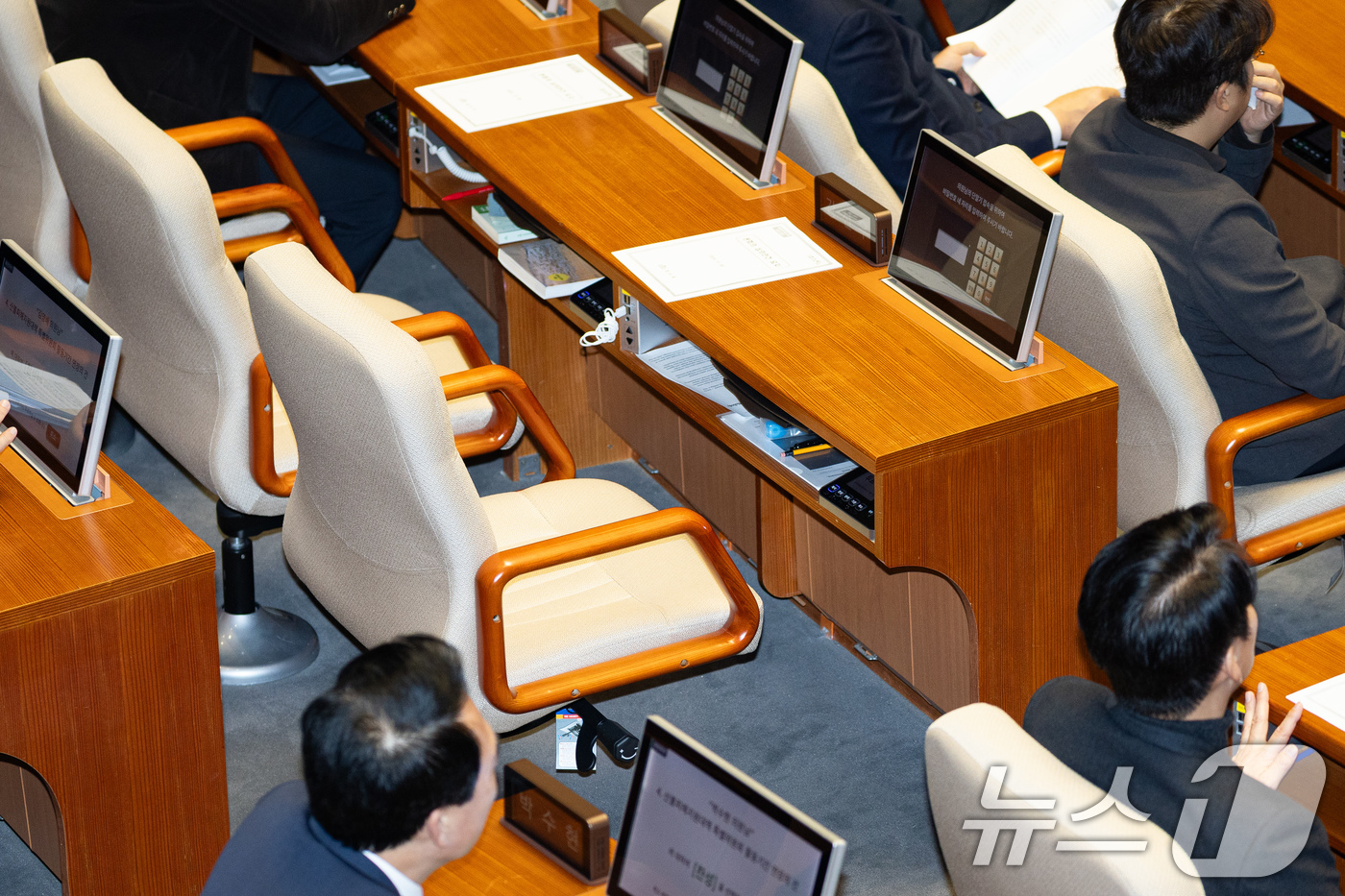 (서울=뉴스1) 유승관 기자 = 30일 서울 여의도 국회에서 열린 제430회 국회(임시회) 제3차 본회의에서 강선우 더불어민주당 의원석이 비어 있다. 이날 정청래 민주당 대표는 ' …