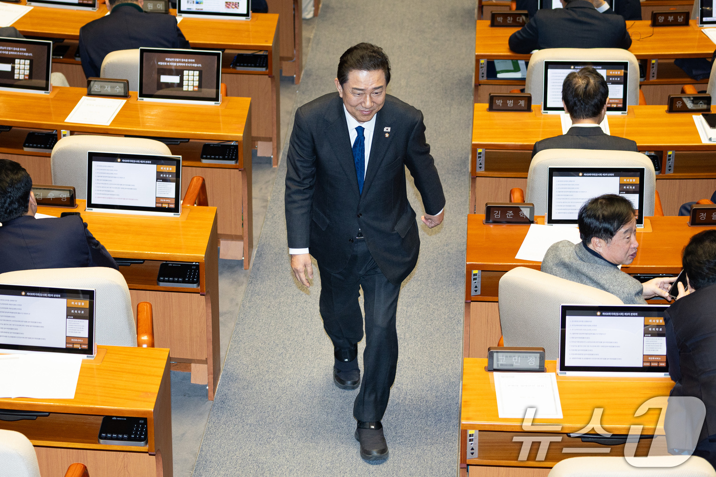 (서울=뉴스1) 유승관 기자 = 원내대표직 사퇴를 밝힌 김병기 더불어민주당 원내대표가 30일 서울 여의도 국회에서 열린 제430회 국회(임시회) 제3차 본회의에서 감사원장(김호철) …