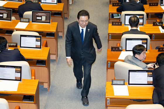 자리 이동하는 김병기