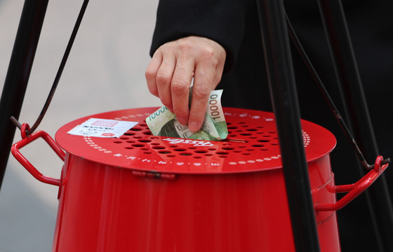 모금 마감 앞둔 자선냄비에 기부 손길