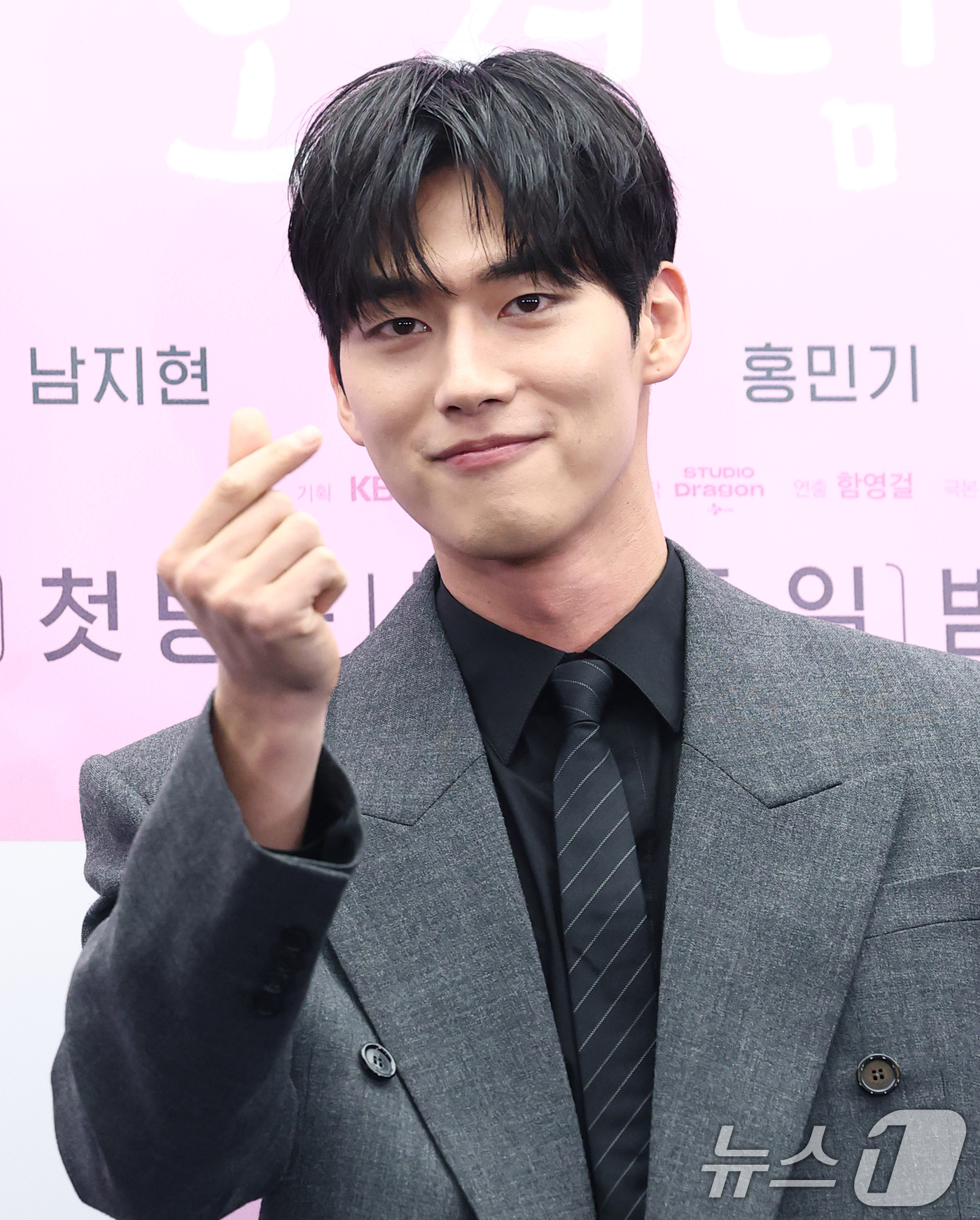(서울=뉴스1) 권현진 기자 = 배우 홍민기가 30일 서울 마포구 스탠포드호텔에서 열린 KBS 2TV 새 토일 미니시리즈 ‘은애하는 도적님아 제작발표회에 참석해 포즈를 취하고 있다 …