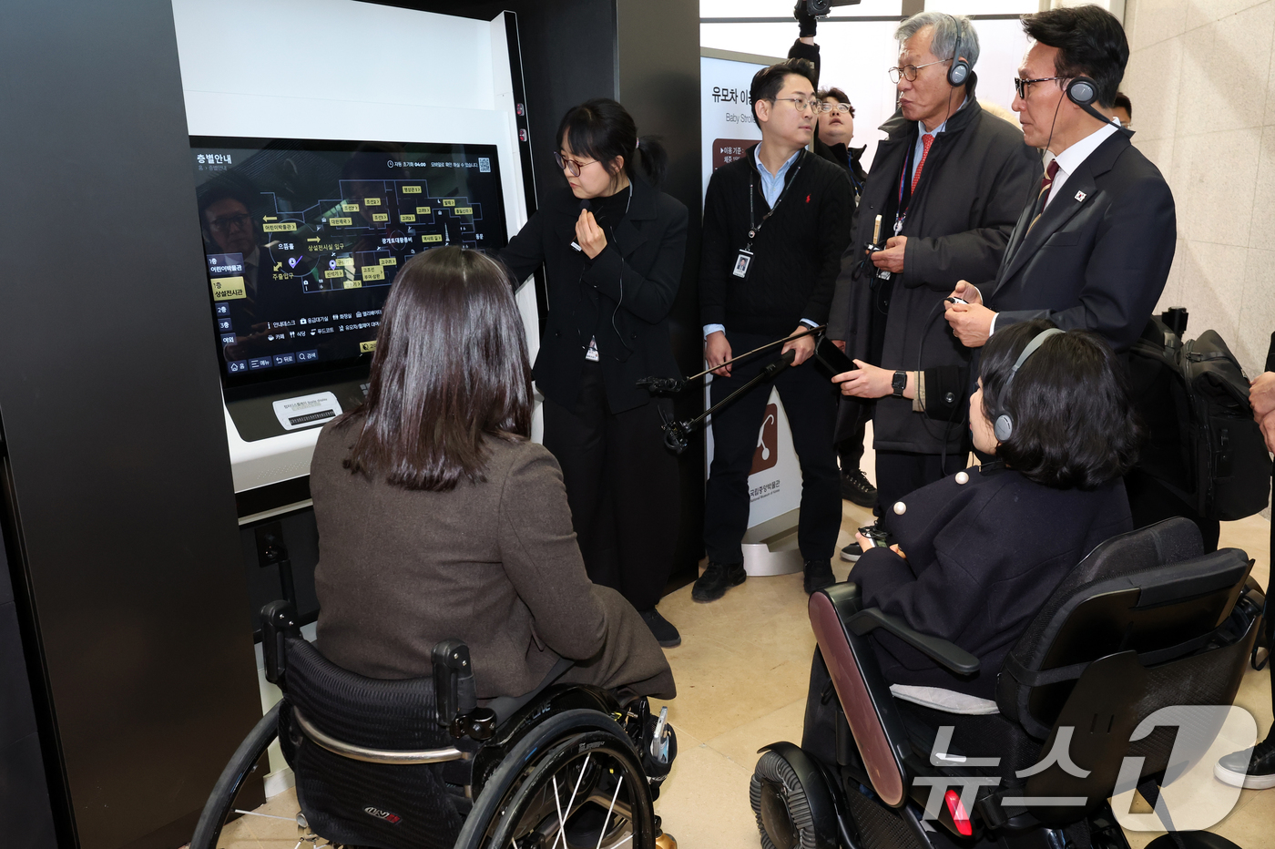 (서울=뉴스1) 김명섭 기자 = 김민석 국무총리가 30일 서울 용산구 국립중앙박물관에서 열린 배리어프리 키오스크 현장간담회에 앞서 참석자들과 시설 참관을 하고 있다.  2025.1 …