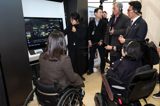 배리어프리 키오스크 앞에 선 김민석 국무총리