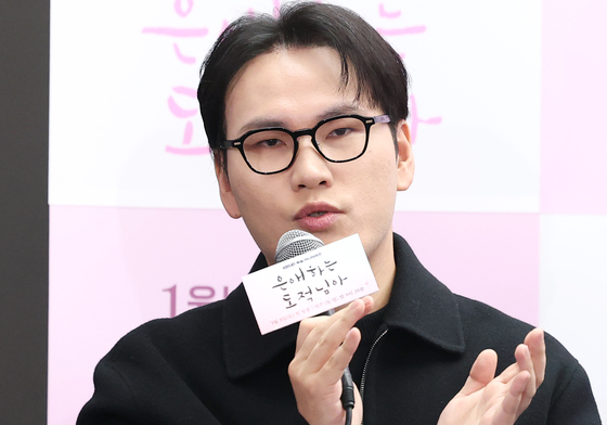 취재진 질문에 답하는 함영걸 PD