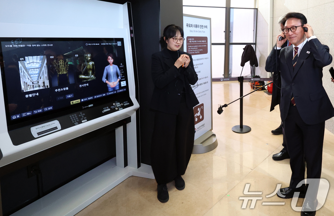 (서울=뉴스1) 김명섭 기자 = 김민석 국무총리가 30일 서울 용산구 국립중앙박물관에서 열린 배리어프리 키오스크 현장간담회에 앞서 참석자들과 시설 참관을 하고 있다. 2025.12 …