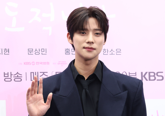 문상민, 출중한 외모·훤칠한 자태