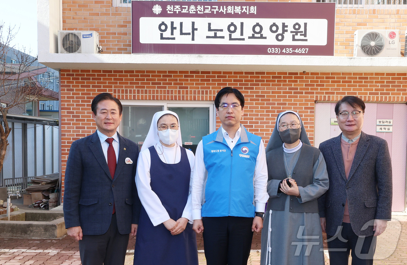 (서울=뉴스1) = 김민재 행정안전부 차관(가운데)이 30일 오전 강원도 홍천군 안나노인요양원을 방문해 봉사활동을 마친 뒤 관계자들과 기념촬영을 하고 있다.(행정안전부 제공. 재판 …