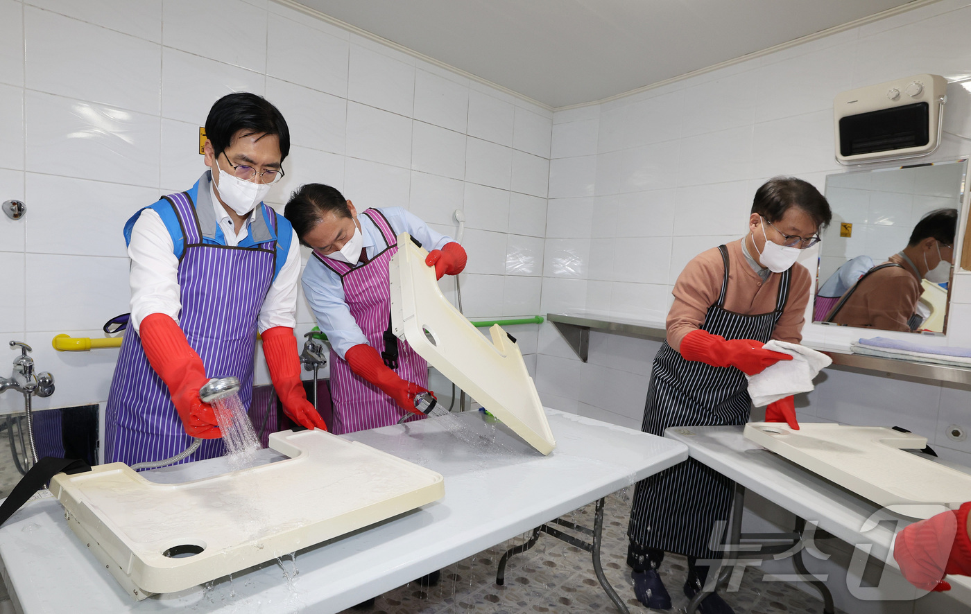 (서울=뉴스1) = 김민재 행정안전부 차관(왼쪽)이 30일 오전 강원도 홍천군 안나노인요양원을 방문해 휠체어용 식판 받침대 세척 봉사 활동을 하고 있다.(행정안전부 제공. 재판매 …