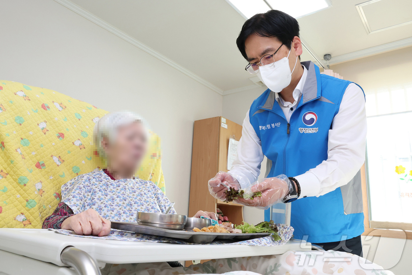 (서울=뉴스1) = 김민재 행정안전부 차관이 30일 오전 강원도 홍천군 안나노인요양원을 방문해 어르신을 위한 배식 봉사활동을 하고 있다.(행정안전부 제공. 재판매 및 DB금지) 2 …