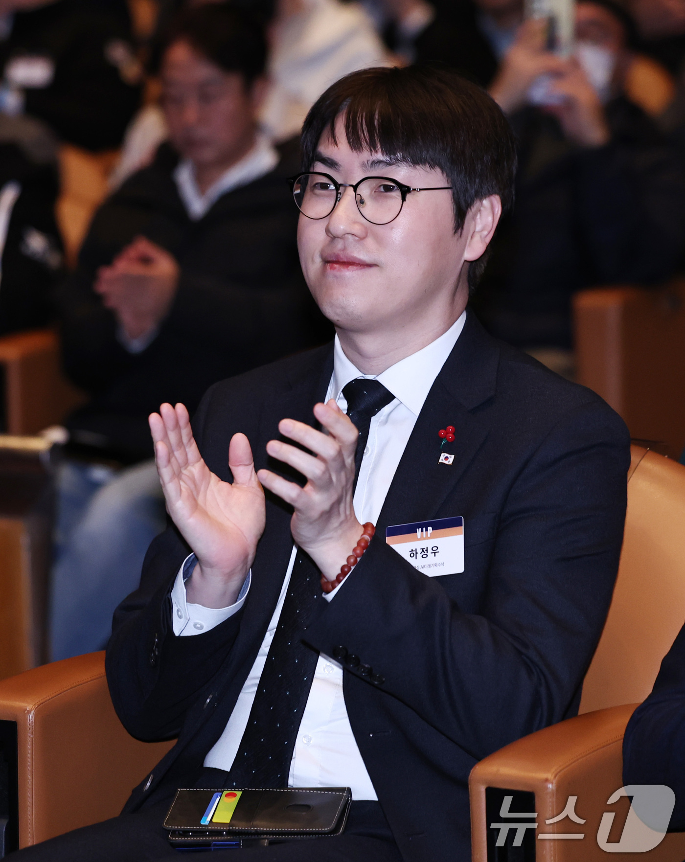 (서울=뉴스1) 구윤성 기자 = 하정우 대통령실 AI미래기획수석이 30일 오후 서울 강남구 코엑스 오디토리움에서 열린 '독자 AI파운데이션 프로젝트' 발표회에서 손뼉치고 있다. …