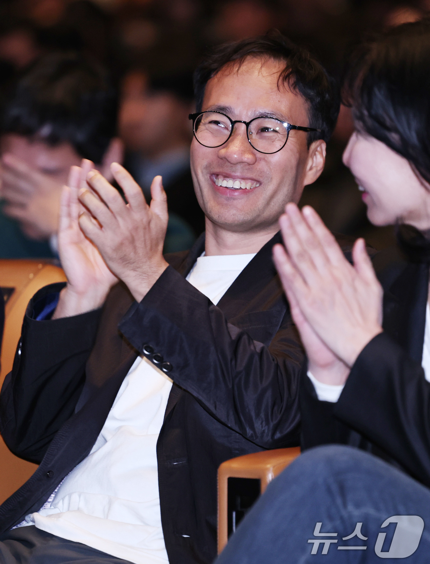 (서울=뉴스1) 구윤성 기자 = 김성훈 업스테이지 대표가 30일 오후 서울 강남구 코엑스 오디토리움에서 열린 '독자 AI파운데이션 프로젝트' 발표회에 참석해 손뼉치고 있다.  20 …