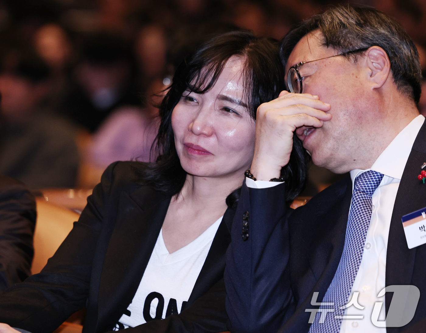 (서울=뉴스1) 구윤성 기자 = 이연수 NC AI대표(왼쪽)와 박윤규 정보통신산업진흥원장이 30일 오후 서울 강남구 코엑스 오디토리움에서 열린 '독자 AI파운데이션 프로젝트' 발표 …