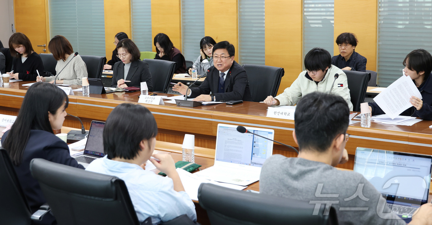 (서울=뉴스1) = 최교진 교육부 장관이 30일 오후 서울역 인근 회의실에서 열린 대학 등록금 관련 총학생회단체 간담회에서 발언을 하고 있다. (교육부 제공. 재판매 및 DB 금지 …