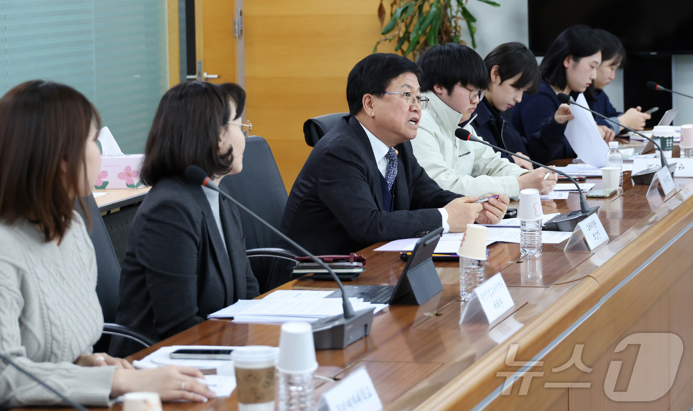 (서울=뉴스1) = 최교진 교육부 장관이 30일 오후 서울역 인근 회의실에서 열린 대학 등록금 관련 총학생회단체 간담회에서 발언을 하고 있다. (교육부 제공. 재판매 및 DB 금지 …