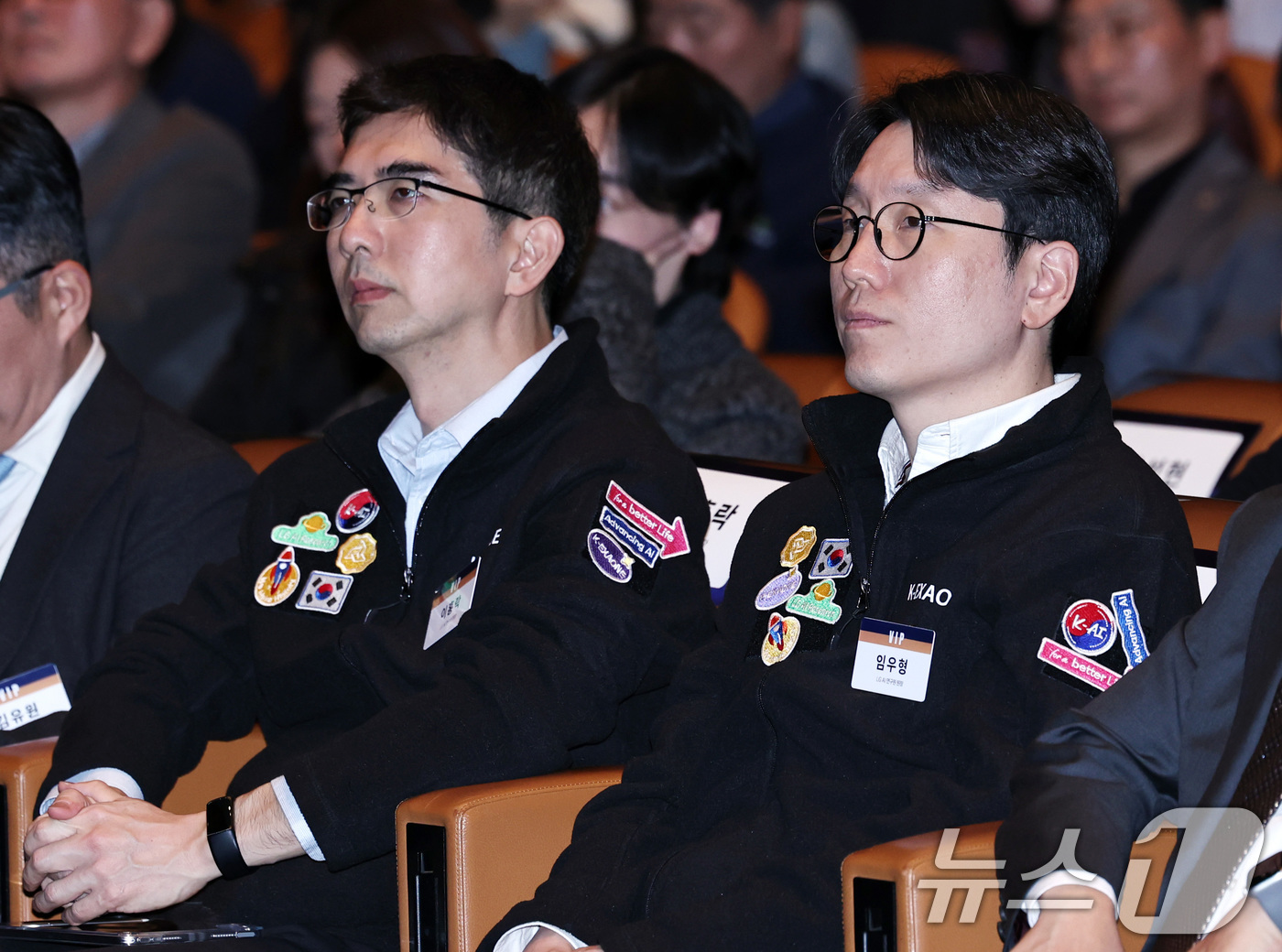 (서울=뉴스1) 구윤성 기자 = 이홍락(왼쪽), 임우형 LG AI연구원 공동 연구원장이 30일 오후 서울 강남구 코엑스 오디토리움에서 열린 '독자 AI파운데이션 프로젝트' 발표회에 …