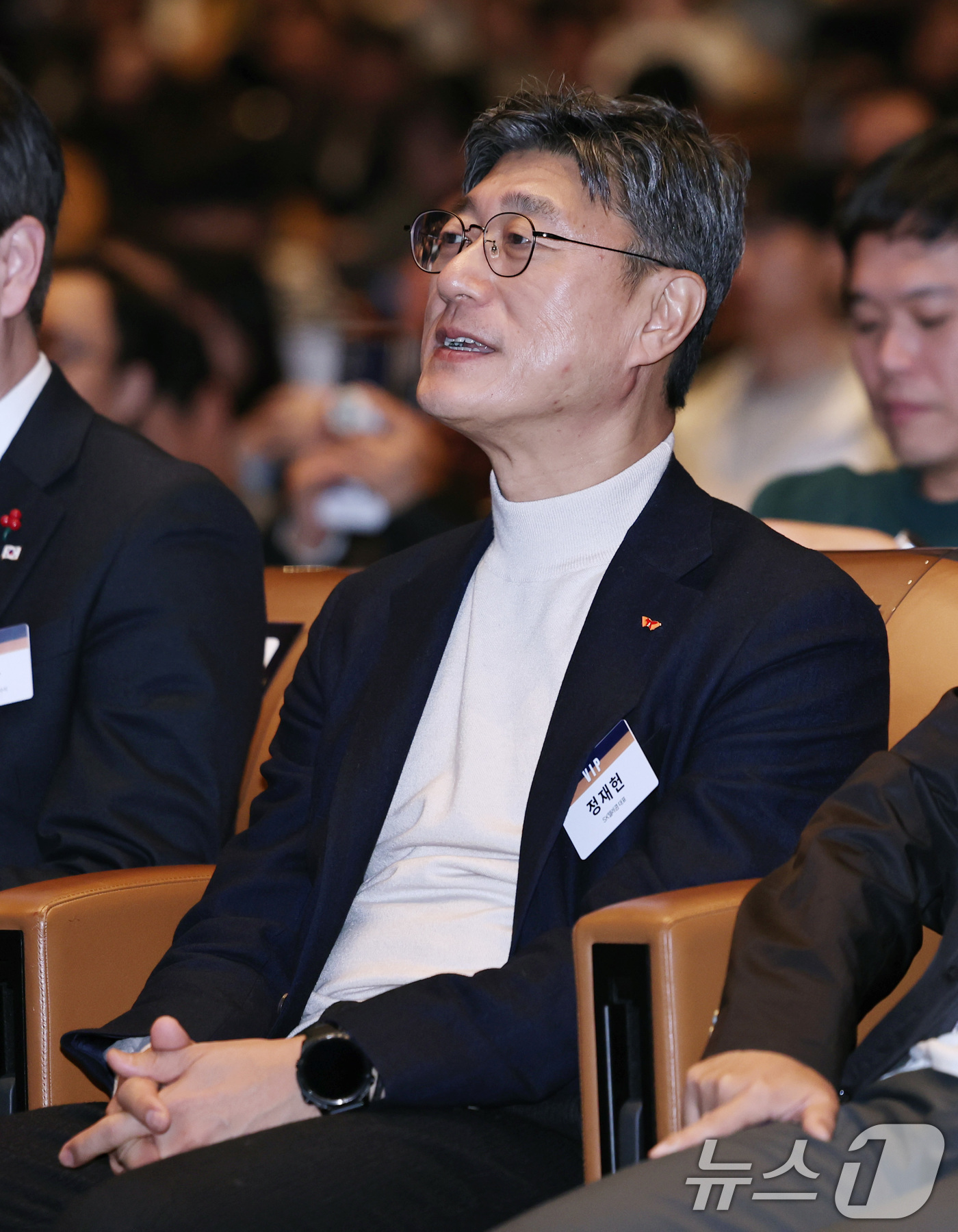 (서울=뉴스1) 구윤성 기자 = 정재헌 SK텔레콤 대표가 30일 오후 서울 강남구 코엑스 오디토리움에서 열린 '독자 AI파운데이션 프로젝트' 발표회에서 배경훈 부총리 겸 과학기술정 …