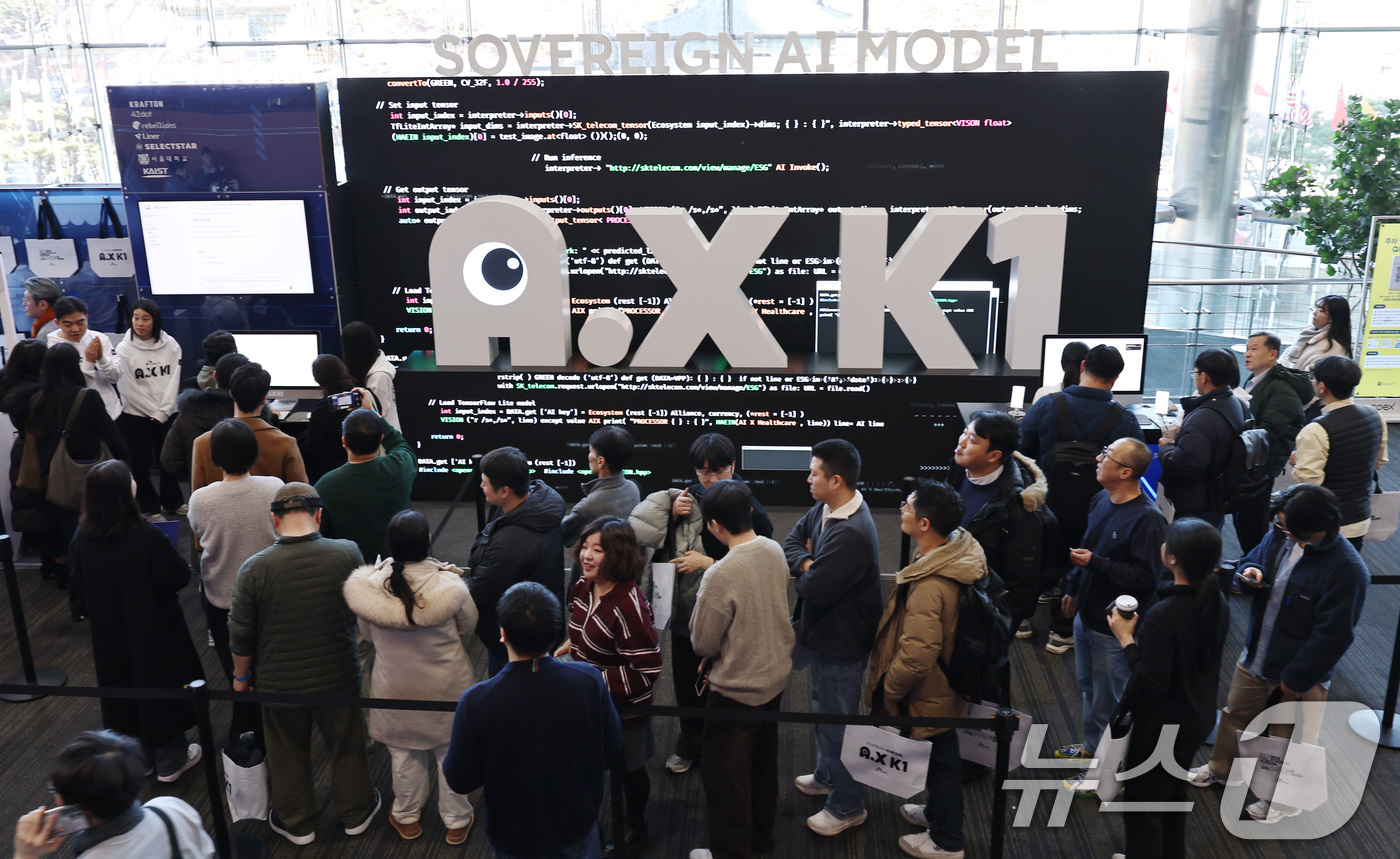 (서울=뉴스1) 구윤성 기자 = 30일 오후 서울 강남구 코엑스 오디토리움에서 열린 '독자 AI파운데이션 프로젝트' 발표회에서 참관객들이 SK텔레콤의 AI모델 'A.X K1'을 체 …