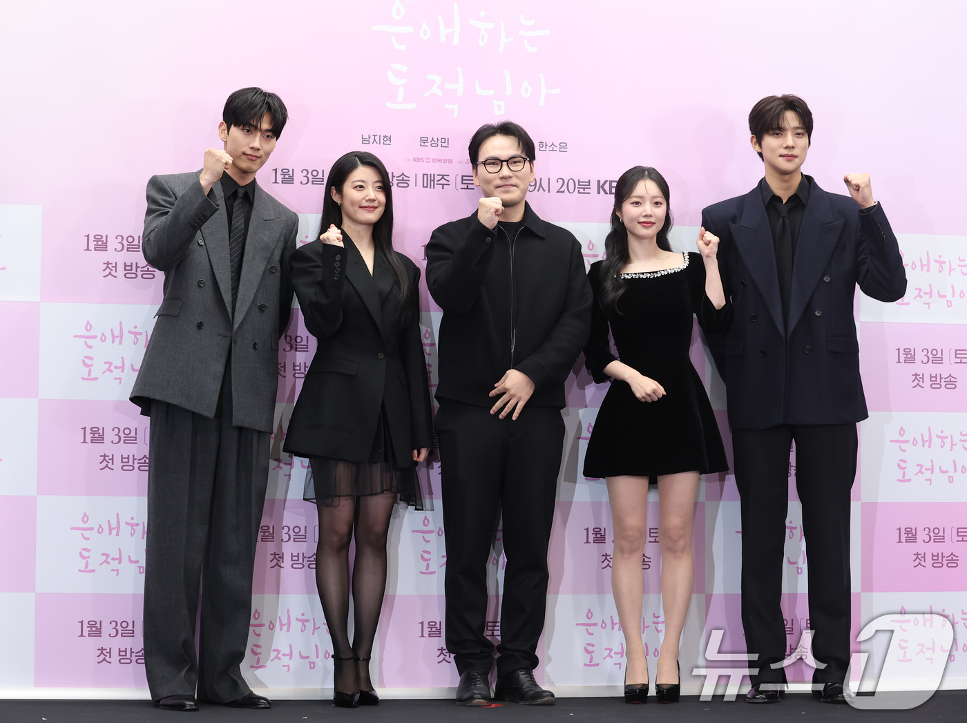 (서울=뉴스1) 권현진 기자 = 배우 홍민기(왼쪽부터)와 남지현, 함영걸 PD, 한소은, 문상민이 30일 서울 마포구 스탠포드호텔에서 열린 KBS 2TV 새 토일 미니시리즈 ‘은애 …