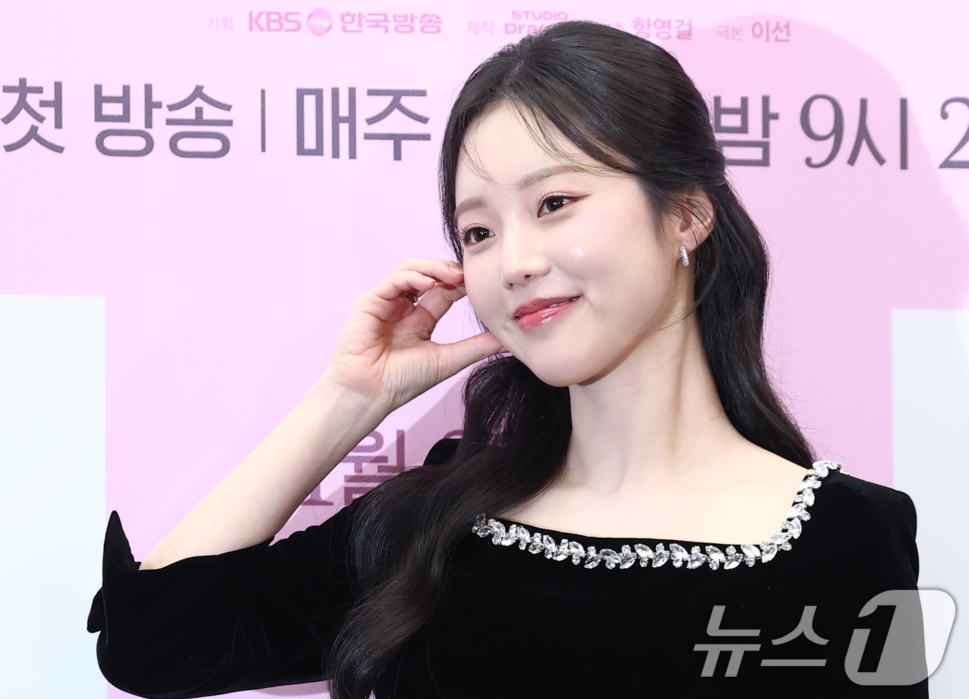 (서울=뉴스1) 권현진 기자 = 배우 한소은이 30일 서울 마포구 스탠포드호텔에서 열린 KBS 2TV 새 토일 미니시리즈 ‘은애하는 도적님아 제작발표회에 참석해 포즈를 취하고 있다 …