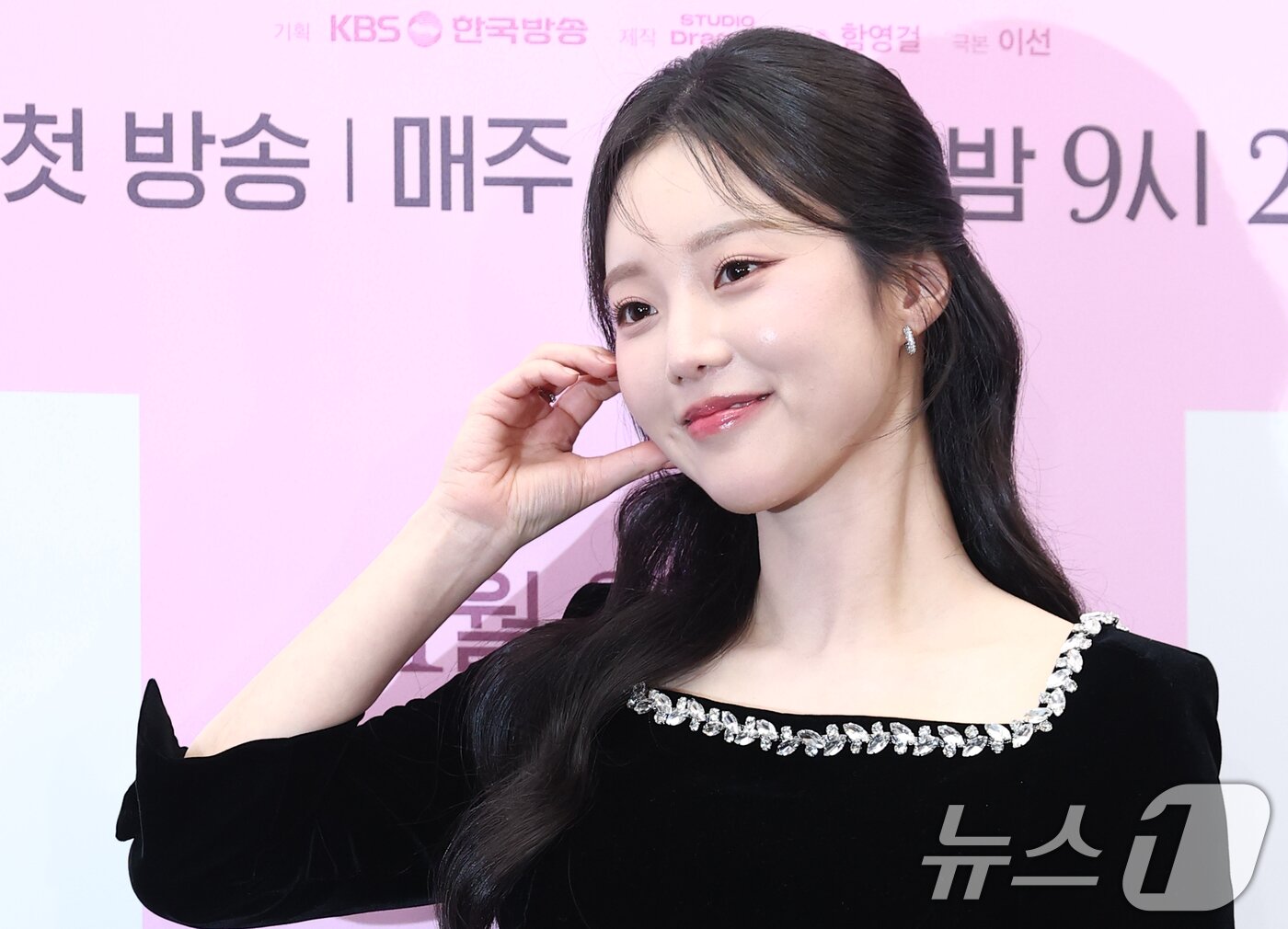 본문 이미지 - 배우 한소은이 30일 서울 마포구 스탠포드호텔에서 열린 KBS 2TV 새 토일 미니시리즈 ‘은애하는 도적님아 제작발표회에 참석해 포즈를 취하고 있다. ’은애하는 도적님아‘는 어쩌다 천하제일 도적이 된 여인과 그녀를 쫓던 대군, 두 남녀의 영혼이 바뀌면서 서로를 구원하고 종국엔 백성을 지켜내는 위험하고 위대한 로맨스를 담은 작품이다. 2025.12.30/뉴스1 ⓒ News1 권현진 기자