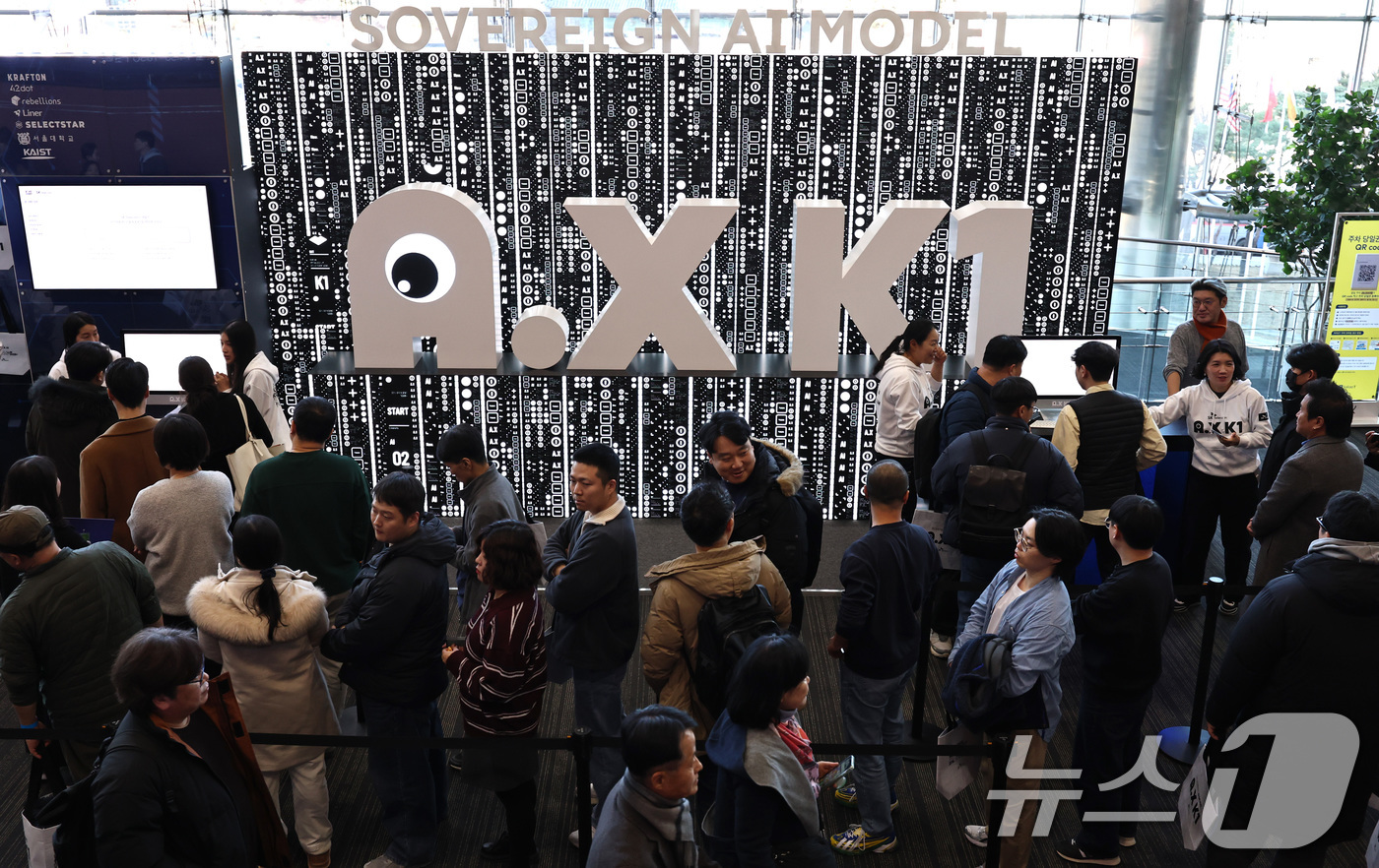 (서울=뉴스1) 구윤성 기자 = 30일 오후 서울 강남구 코엑스 오디토리움에서 열린 '독자 AI파운데이션 프로젝트' 발표회에서 참관객들이 SK텔레콤의 AI모델 'A.X K1'을 체 …