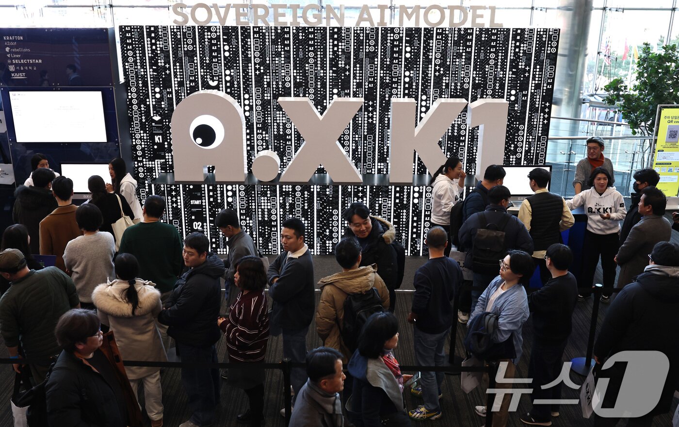 본문 이미지 - 지난해 12월 30일 오후 서울 강남구 코엑스 오디토리움에서 열린 '독자 AI파운데이션 프로젝트' 발표회에서 참관객들이 SK텔레콤의 AI모델 'A.X K1'을 체험하기 위해 줄을 서고 있다. 2025.12.30 ⓒ 뉴스1 구윤성 기자