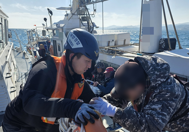 경주 인근 해상서 고장난 낚싯배 선장·승객 등 13명 해경에 구조