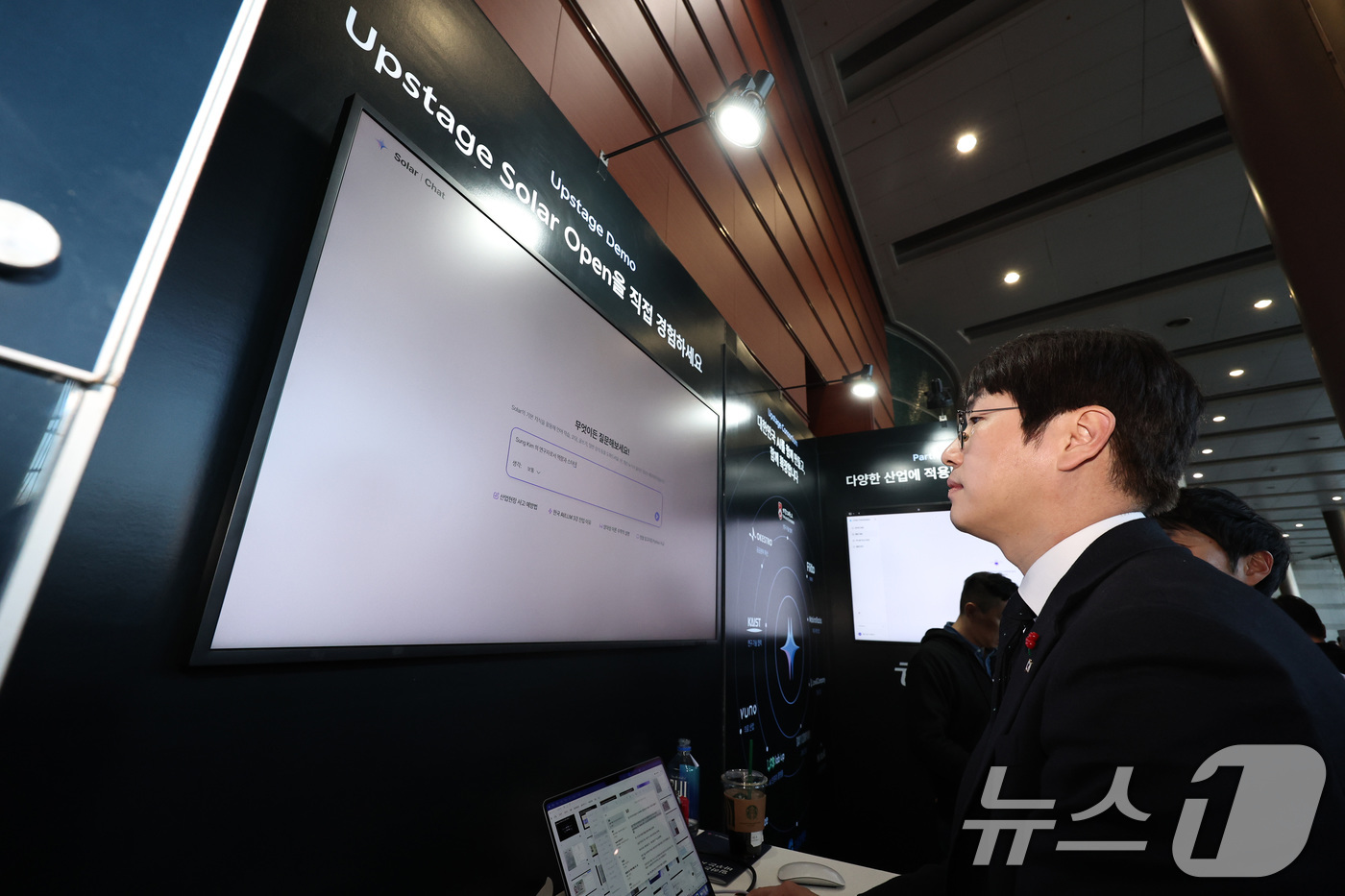 (서울=뉴스1) 구윤성 기자 = 하정우 대통령실 AI미래기획수석이 30일 오후 서울 강남구 코엑스 오디토리움에서 열린 '독자 AI파운데이션 프로젝트 발표회'를 앞두고 업스테이지 부 …