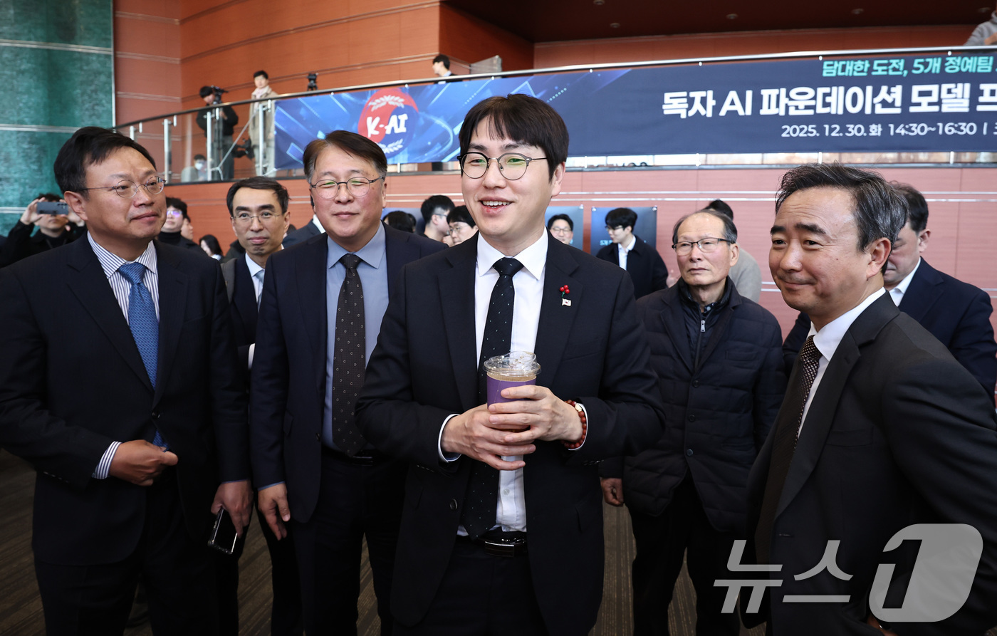 (서울=뉴스1) 구윤성 기자 = 하정우 대통령실 AI미래기획수석이 30일 오후 서울 강남구 코엑스 오디토리움에서 열린 '독자 AI파운데이션 프로젝트 발표회'를 앞두고 부스를 둘러보 …