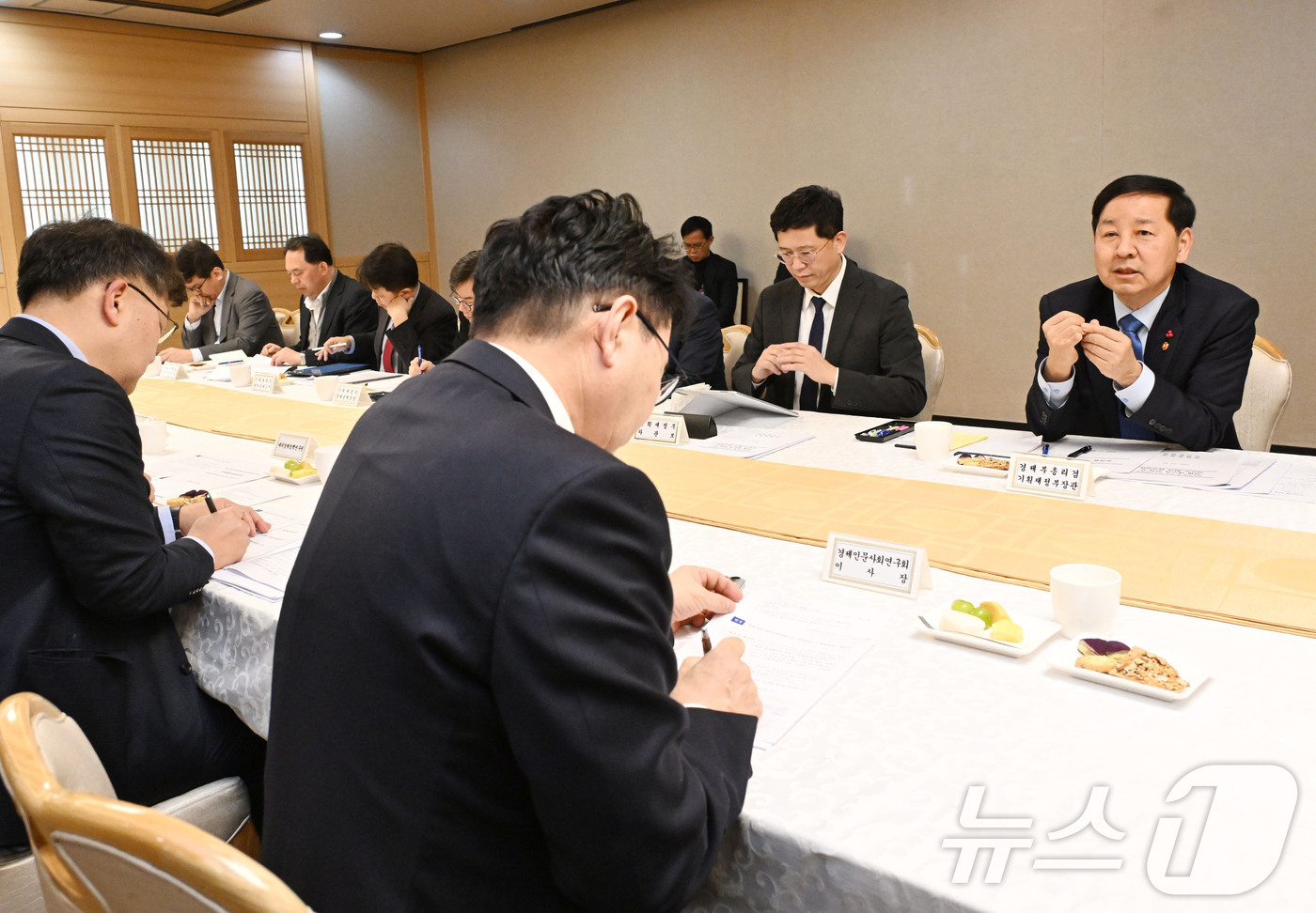 (서울=뉴스1) = 구윤철 부총리 겸 기획재정부 장관이 30일 오후 서울 종로구 정부서울청사에서 열린 경제인문사회연구회 간담회에서 모두발언을 하고 있다. (기획재정부 제공. 재판매 …