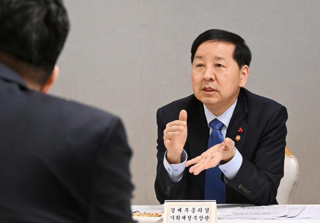 구윤철 "韓경제 구조적 도전에 직면… 대도약 위해 근본적 혁신 필요"