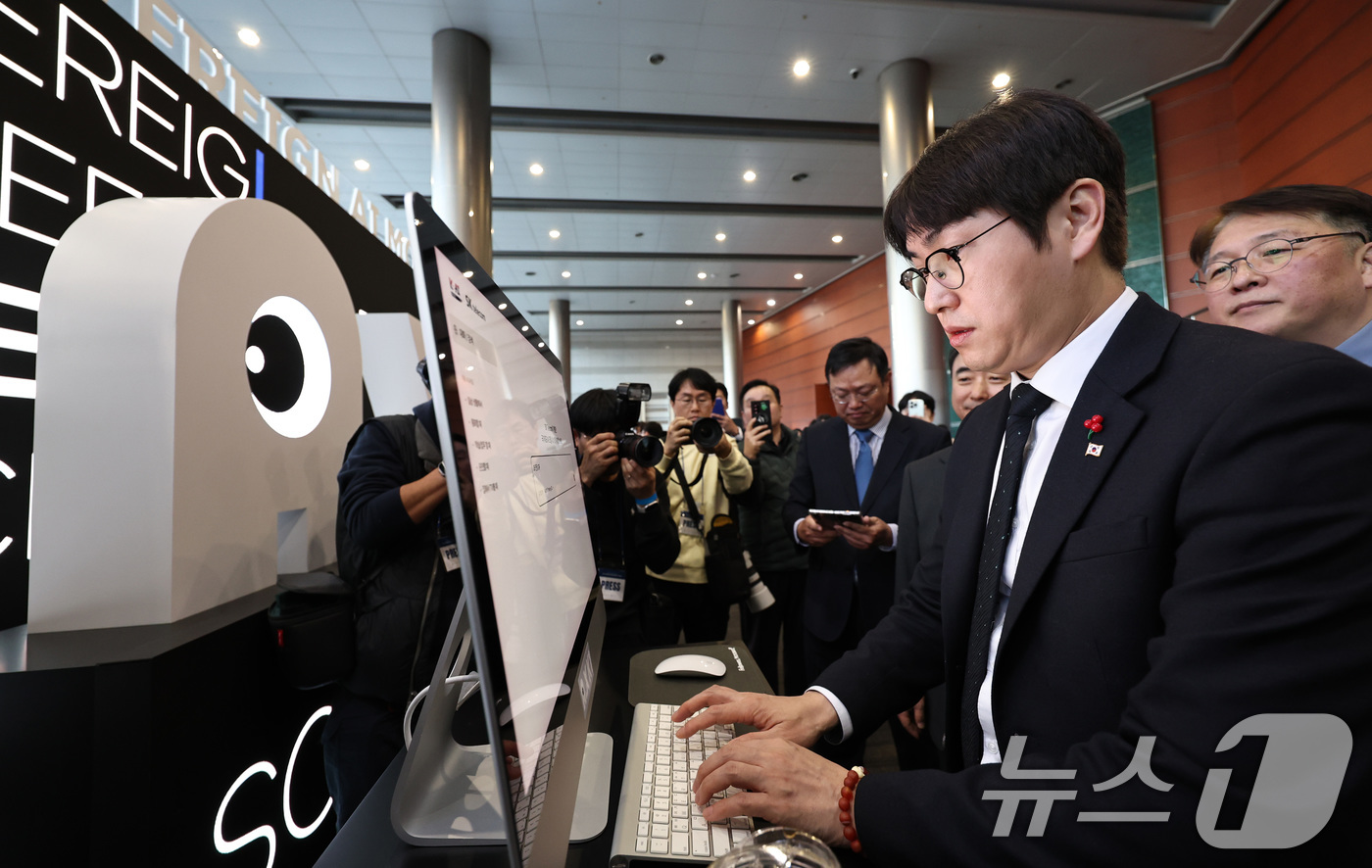 (서울=뉴스1) 구윤성 기자 = 하정우 대통령실 AI미래기획수석이 30일 오후 서울 강남구 코엑스 오디토리움에서 열린 '독자 AI파운데이션 프로젝트 발표회'를 앞두고 SKT 부스에 …