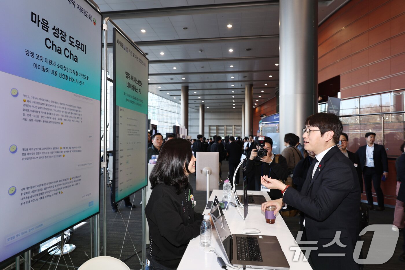 본문 이미지 - 하정우 대통령실 AI미래기획수석이 네이버 클라우드 부스에서 설명을 듣고 있다. 2025.12.30/뉴스1 ⓒ News1 구윤성 기자