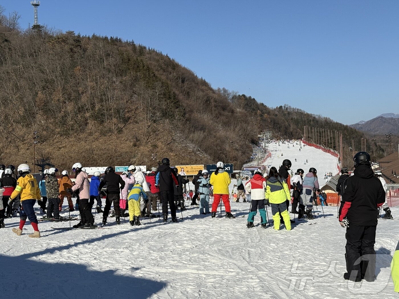 본문 이미지 - 평일인 지난 26일 오전 강원도 춘천의 엘리시안강촌 스키장을 찾은 외국인 관광객들 ⓒ News1 윤슬빈 관광전문기자