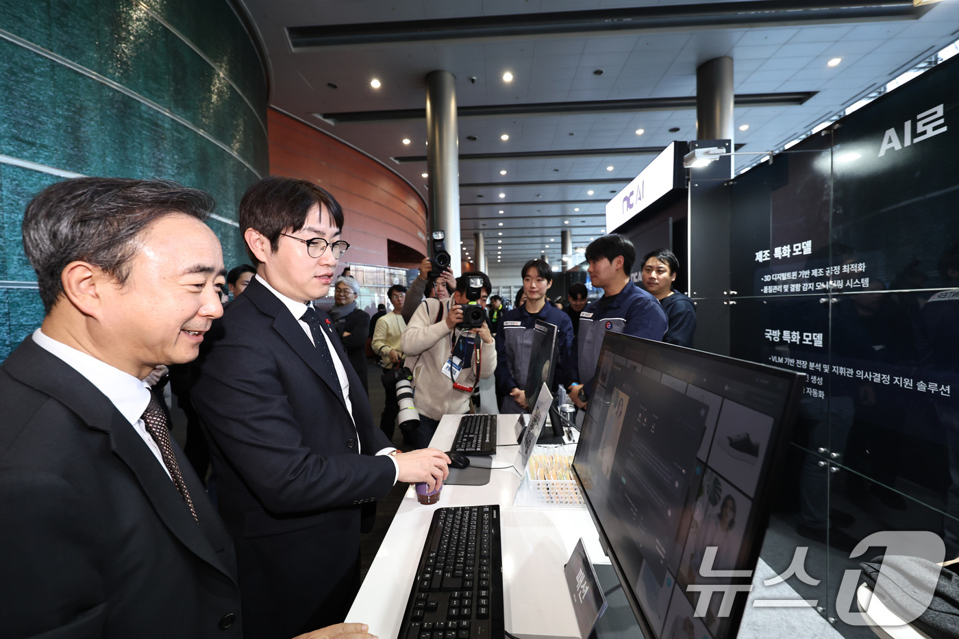 (서울=뉴스1) 구윤성 기자 = 하정우 대통령실 AI미래기획수석이 30일 오후 서울 강남구 코엑스 오디토리움에서 열린 '독자 AI파운데이션 프로젝트 발표회'를 앞두고 NC AI 부 …