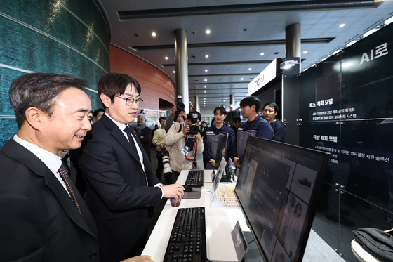 NC AI 부스 찾은 하정우 AI 수석