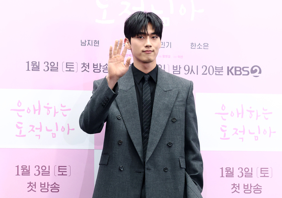 홍민기, 훤칠 미남