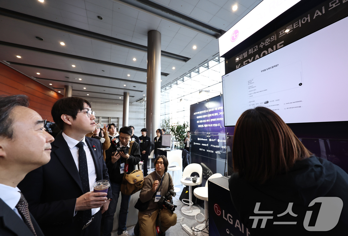 (서울=뉴스1) 구윤성 기자 = 하정우 대통령실 AI미래기획수석이 30일 오후 서울 강남구 코엑스 오디토리움에서 열린 '독자 AI파운데이션 프로젝트 발표회'를 앞두고 LG AI리서 …