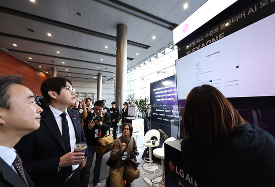 LG AI리서치 부스 찾은 하정우 AI수석