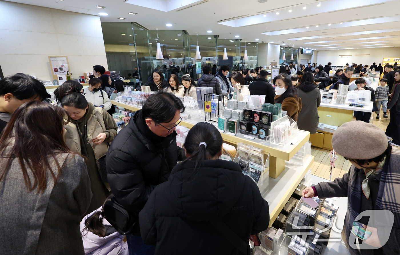 (서울=뉴스1) 김명섭 기자 = 30일 국립박물관문화재단에 따르면 ‘뮷즈’(뮤지엄+굿즈) 연간 매출액이 400억 원으로 잠정 집계됐다. 400억 원대를 넘어선 건 2004년 재단이 …