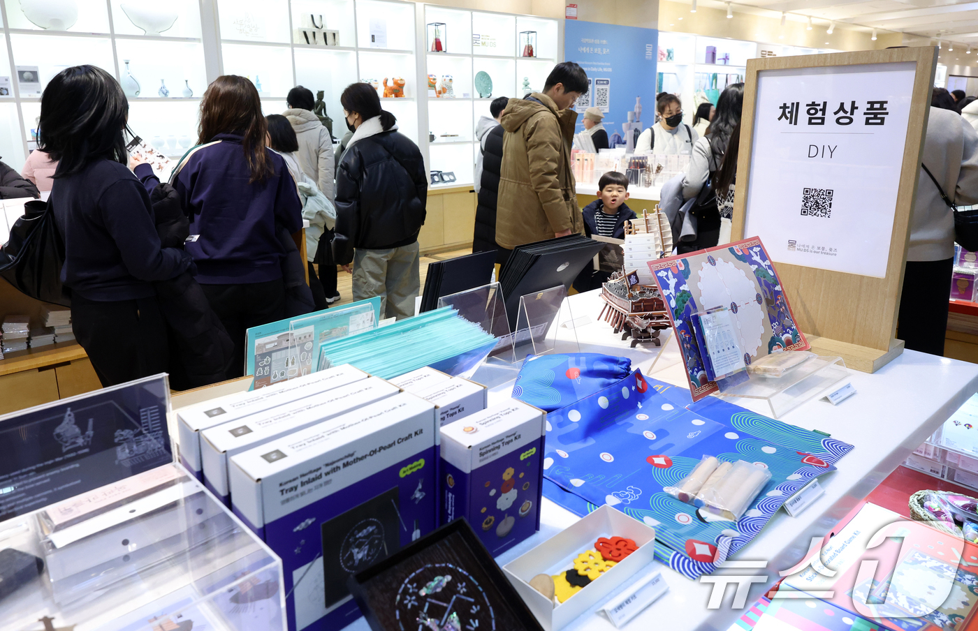 (서울=뉴스1) 김명섭 기자 = 30일 국립박물관문화재단에 따르면 ‘뮷즈’(뮤지엄+굿즈) 연간 매출액이 400억 원으로 잠정 집계됐다. 400억 원대를 넘어선 건 2004년 재단이 …