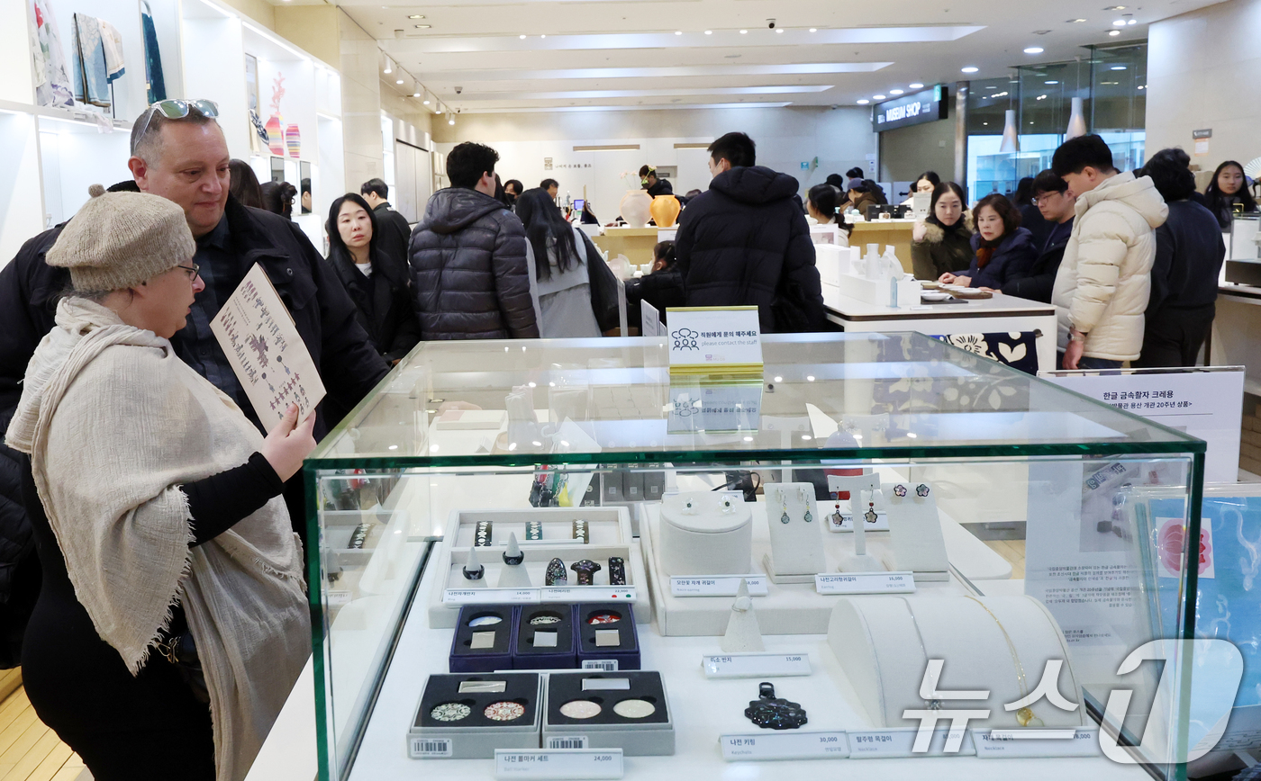 (서울=뉴스1) 김명섭 기자 = 30일 국립박물관문화재단에 따르면 ‘뮷즈’(뮤지엄+굿즈) 연간 매출액이 400억 원으로 잠정 집계됐다. 400억 원대를 넘어선 건 2004년 재단이 …